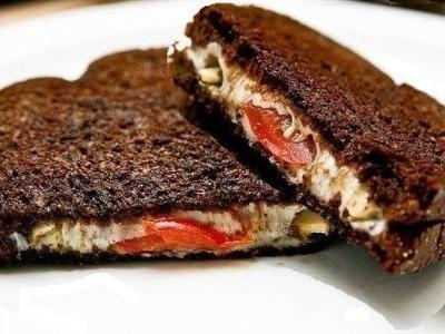 горячие бутерброды с черным ржаным хлебом