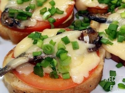 бутерброды с помидорами и шпротами и сыром