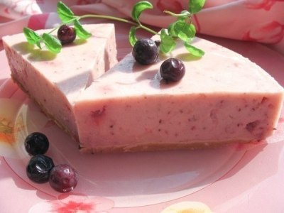 десерт из йогурта, ягод и желатина