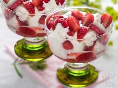 десерт из зефира со сметаной и ягодами