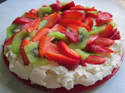торт безе с ягодами и фруктами в домашних условиях