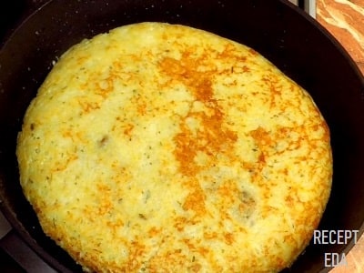 картофельная запеканка с яйцом на сковороде