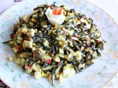 крабовый салат с морской капустой и рисом