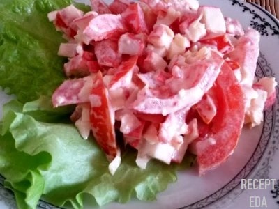 крабовый салат с помидорами и чесноком