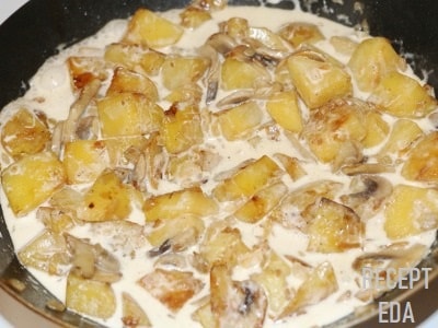 курица с грибами и картофелем на сковороде