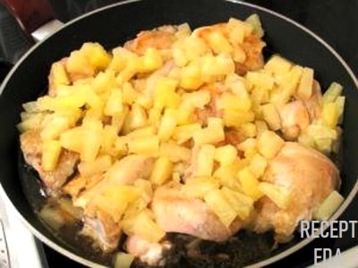 куриная грудка с ананасами на сковороде
