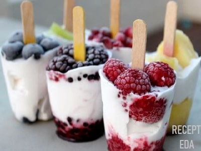 мороженое на йогурте с фруктами и ягодами