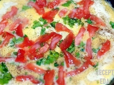 омлет с помидорами и колбасой на сковороде