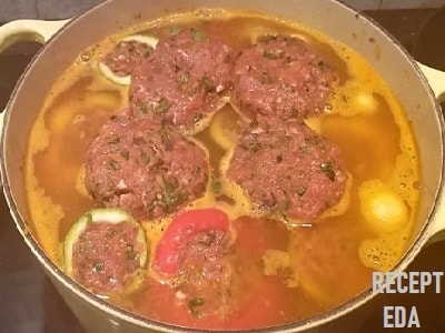 Перец фаршированный мясом в кастрюле с соусом