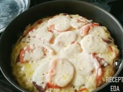 пицца из лаваша с яйцом на сковороде