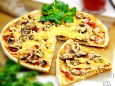 пицца с колбасой и грибами и сыром
