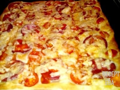 пицца с колбасой и сыром и помидорами