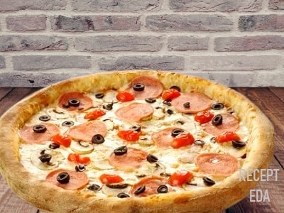 пицца с шампиньонами и сыром и помидорами