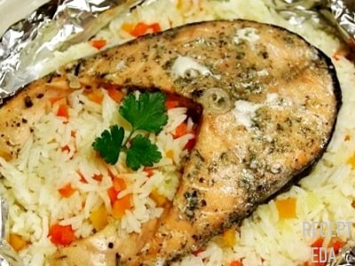рыба с рисом и овощами в духовке