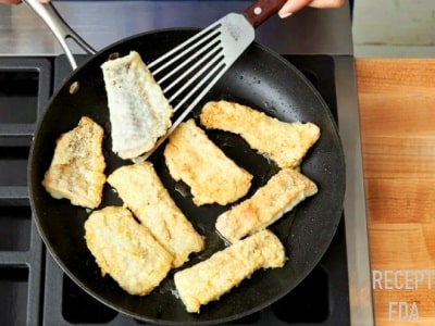 рыба в панировке из манки на сковороде