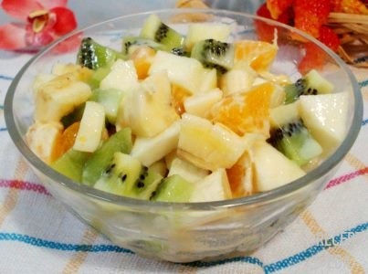 салат фруктовый с йогуртом яблоко груша киви банан и мандарин