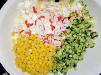 салат крабовый с кукурузой и огурцом