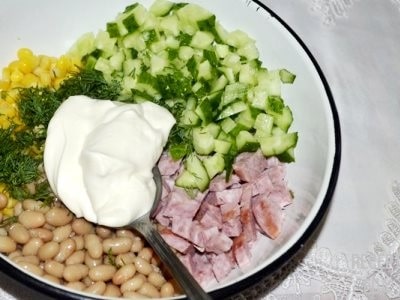 салат с фасолью и кукурузой с колбасой