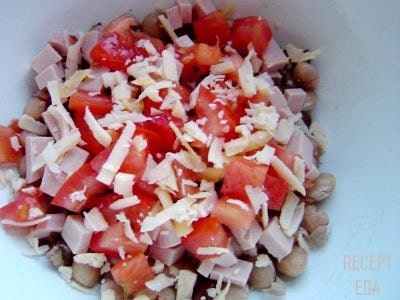 салат с фасолью и помидорами с колбасой