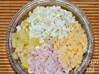 салат с креветками и ананасами и сыром