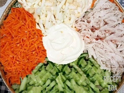 салат с курицей и корейской морковкой и огурцом