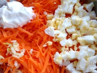 салат с морковью и чесноком и яйцом