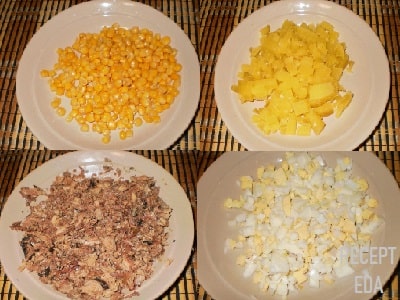салат с рыбной консервой и кукурузой