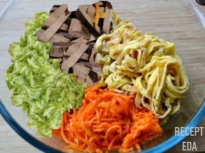 салат с яичными блинчиками и корейской морковкой и свежим огурцом