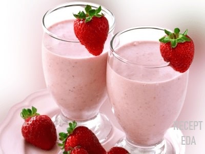 смузи из замороженных ягод с йогуртом