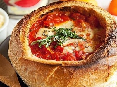 Сырный томатный суп в хлебной тарелке