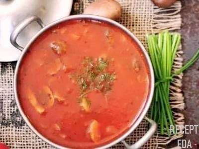 томатный суп с курицей и грибами
