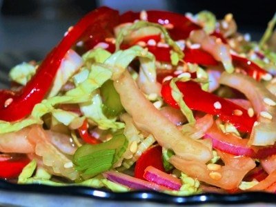 вкусный салат из китайской капусты с перцем и сельдереем